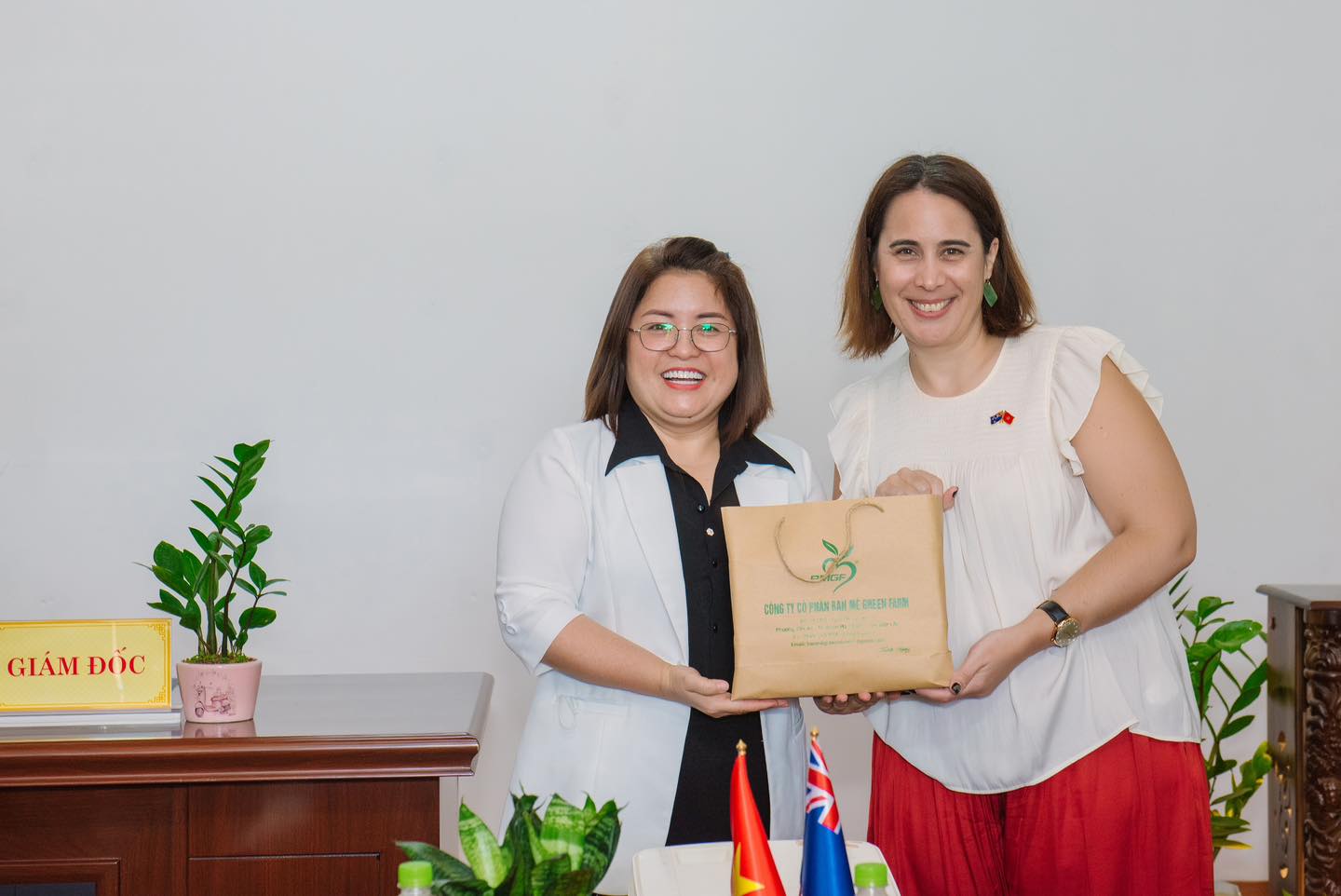 Đại sứ Tredene Cherie Dobson và Ban Giám đốc BMGF chụp ảnh lưu niệm tại BMGF.